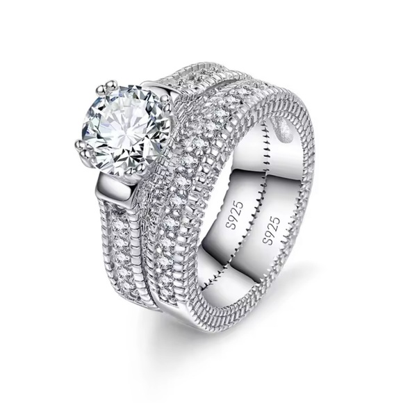 Elegant Silver Ring Set with Clear Gemstone - Picture 3 of 6